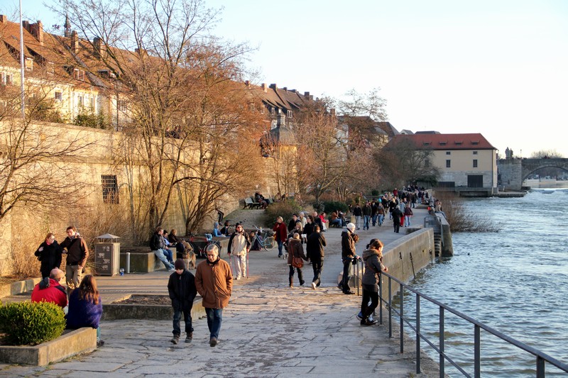 Promenade am Mainufer in Würzburg.