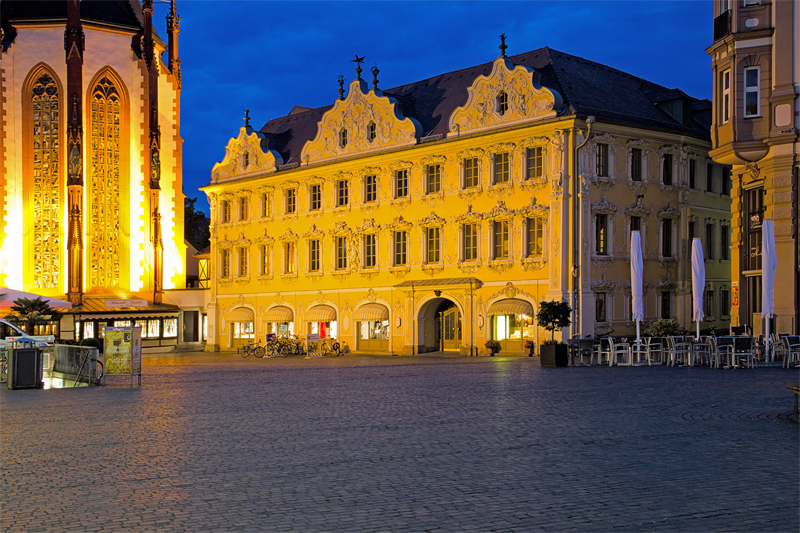 Das Falkenhaus am Würzburger Marktplatz mit Stadtbücherei und Tourist-Information.