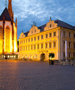 Das Falkenhaus am Würzburger Marktplatz mit Stadtbücherei und Tourist-Information.