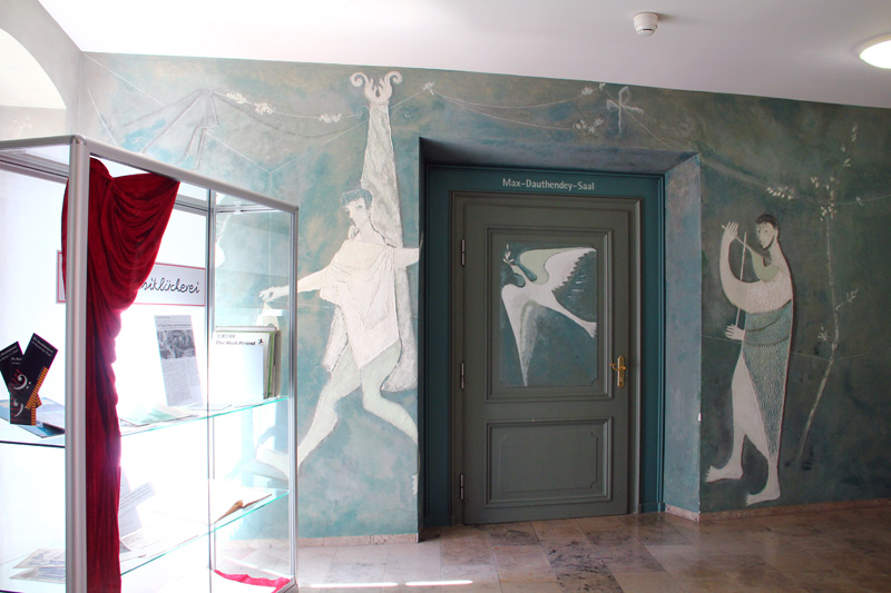 Eingang zum "May-Dauthendey-Saal" der für verschiedene Veranstaltungen genutzt wird. Im Schaukasten links befindet sich eine kleine Ausstellung zu "75 Jahren Musikbücherei".