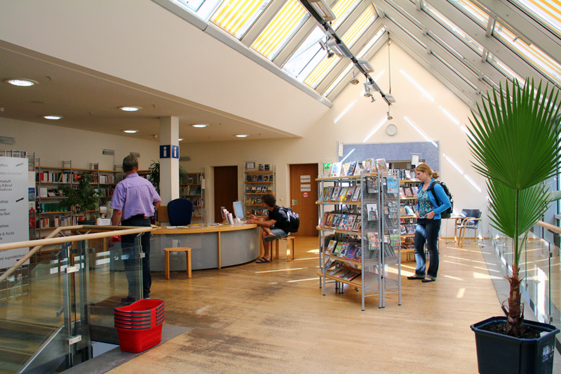 Im ersten Stock befindet sich einer der zahlreichen Infopunkte die mit freundlichen und sehr kompetenten Mitarbeitern der Stadtbücherei besetzt sind.