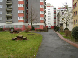 So "trist" und "grau" sah es vor dem Förderprogramm "Soziale Stadt" an sehr vielen Stellen am Heuchelhof aus. Das Bild zeigt die Gebäude in der Bonner Straße im Dezember 2004.