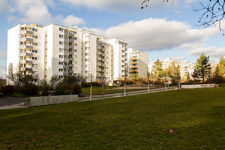Das Förderprogramm "Soziale Stadt" hat in den letzten 10 Jahren am Heuchelhof sehr viel zum positiven hin verändert! Dank der Aufwertung des kompletten Stadtteils, interessieren sich inzwischen offensichtlich auch private Investoren für die rund 40 Jahre alten Wohnblöcke. Die Wochenzeitung "Markt" berichtet in einem Artikel vom 30. Mai 2010 von einer Immobilienfirma (Würzburger Grundbesitz GmbH) die 51 Wohnungen von der kommunalen Stadtbau GmbH übernommen hat. Die Hochhäuser in der Bonner Straße 13 bis 17 wurden ab Juli 2010 für gut 2 Millionen Euro renoviert und anschließend als Eigentumswohnungen verkauft. Die Preise für die überwiegend 3-Zimmer-Apartments bewegten sich um rund 100.000 Euro.