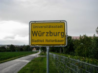 Ortsschild an einem Feldweg im Süden von Rottenbauer.