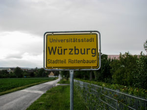 Ortsschild an einem Feldweg im Süden von Rottenbauer.