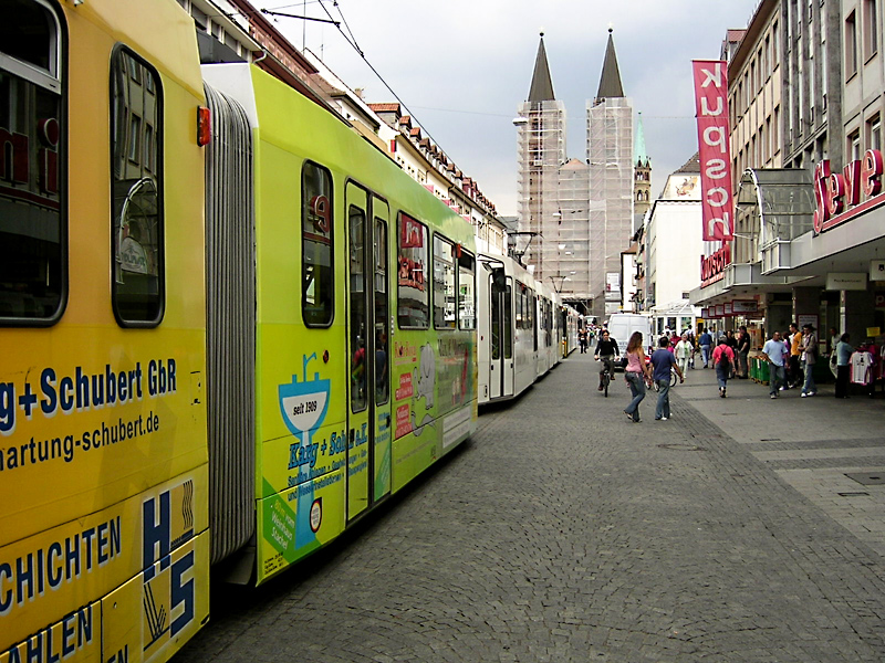 Ein typischer Würzburger Straßenbahnstau in der Domstraße