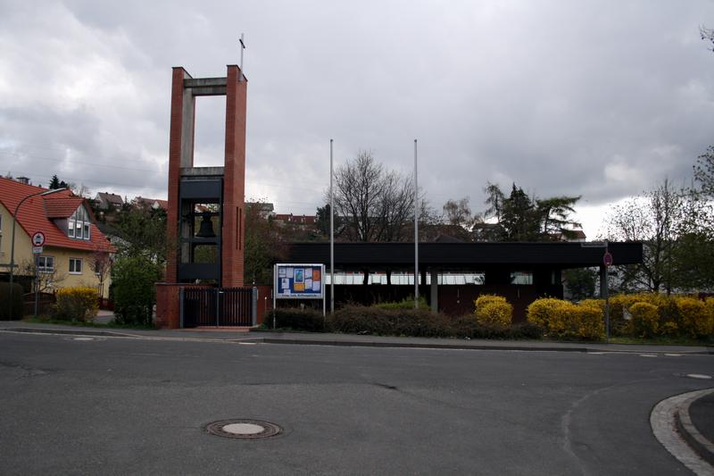 Die evangelische Hoffnungskirche in Versbach.