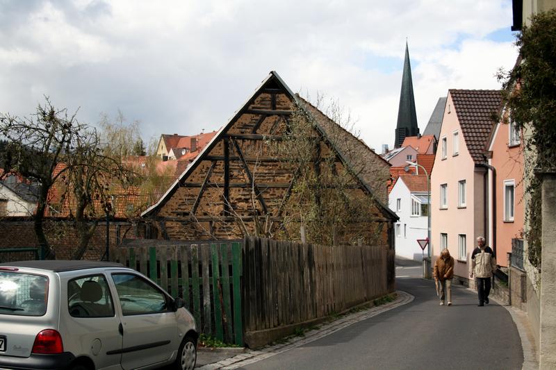 Ein altes Fachwerkhaus bröckelt vor sich hin.
