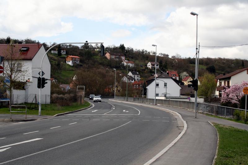 Ortsausfahrt in Richtung Rimpar. Die folgende Strecke ist wegen ihrer lang gezogenen Kurven vor allem bei Motorradfahrern sehr beliebt.