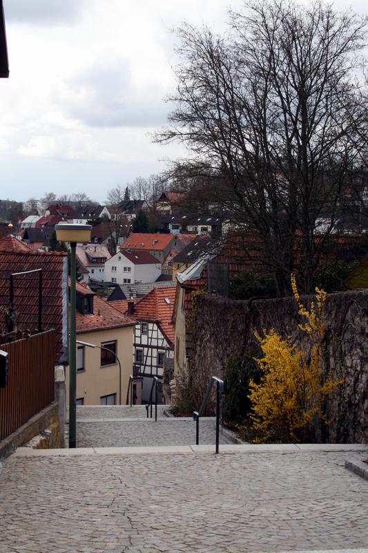 Die Treppe führt vom Kirchplatz hinunter in den Altort.