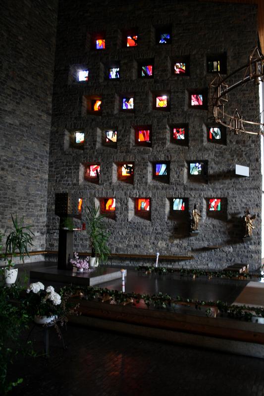 Bunte Fenster werfen ein schönes Licht in den Innenraum der Kirche.