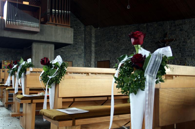Am weißen Sonntag (der Sonntag nach Ostern) in der Kirche. Übrig geblieben ist noch der Blumenschmuck vom Gottesdienst an diesem Tag.