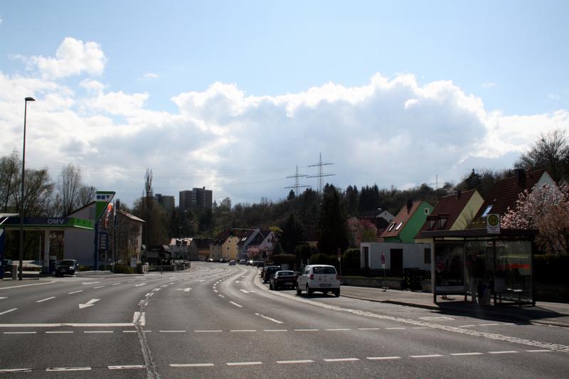 Blick von der Versbacher Straße in Richtung Würzburg. Im Hintergrund kann man die Hochhäuser am Schwarzenberg erkennen.