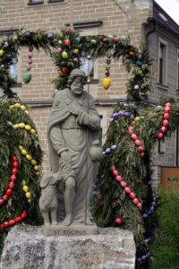 Der heilige St. Rochus von Montpellier an einem Sonntagnachmittag im April 2010, wenige Tage nach dem Osterfest.