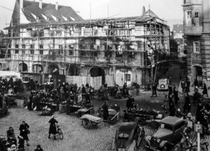 Wiederaufbau des historischen Falkenhauses am Marktplatz nach dem 2. Weltkrieg. (Foto: Stadtarchiv Würzburg)