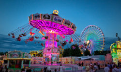 Fahrgeschäfte in der "Blauen Stunde" beim Kiliani-Volksfest 2019.