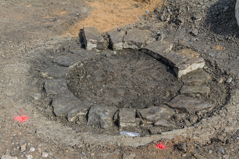 Die Reste eines vermutlich 700 Jahre alten Brunnens wurden in der Eichhornstraße bei Grabungsarbeiten entdeckt.