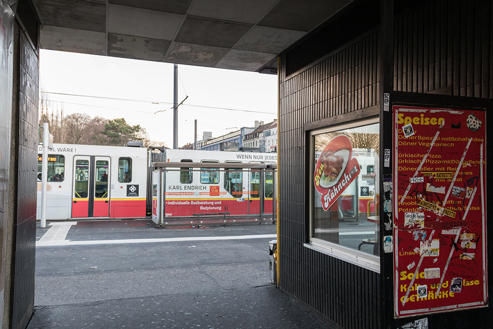 Dezember 2015: Durchgang vom Busbahnhof zur Straßenbahnhaltestelle. Hier gab es früher die angeblich legendären "Bahnhofs-Pommes".