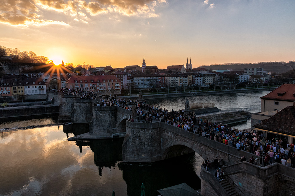 Die Würzburger lieben den Brückenschoppen auf der Alten Mainbrücke! Und am aller schönsten ist er ohne Frage im Sonnenuntergang, so wie gestern Abend