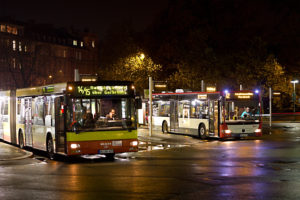 Nachts warten am Busbahnhof nicht nur Busse auf Fahrgäste...