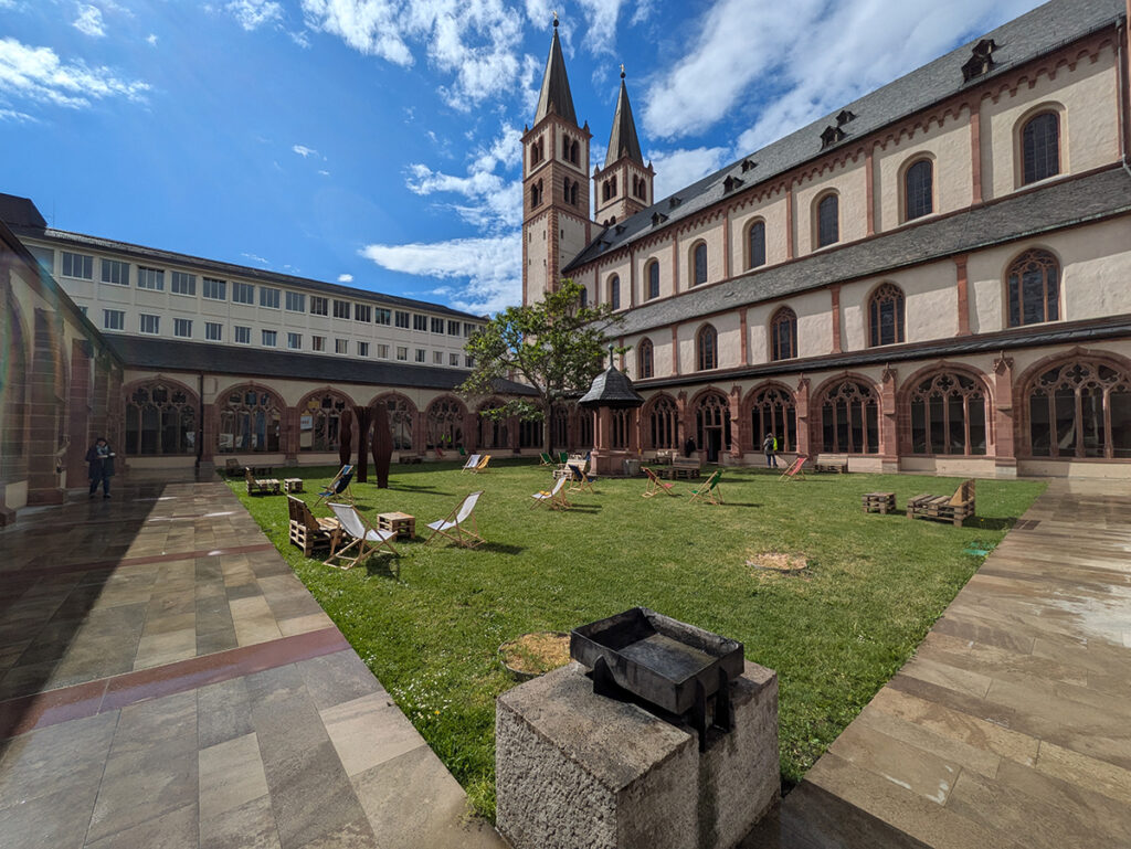 Blick in den normalerweise verschlossenen Innenhof des Kreuzgangs beim Katholikentag 2026 in Würzburg.