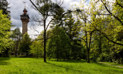 Der höchste Punkt über Würzburg ist die Frankenwarte auf 359m über Null.