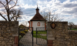 Die St. Markus-Kapelle in Gadheim im Landkreis Würzburg..