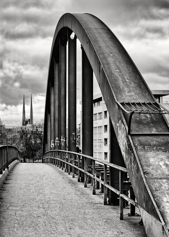 Passend zum tristen Januarwetter: Die Grombühlbrücke mal in Schwarz-Weiß.