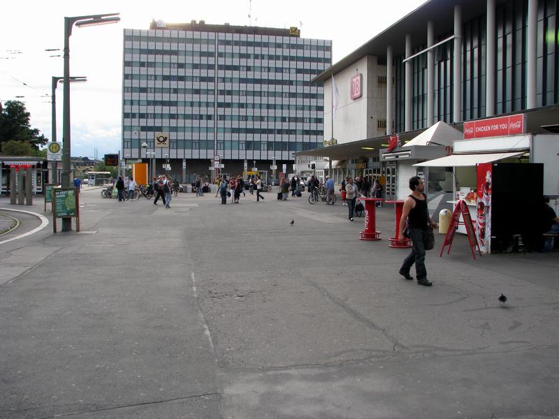 Bahnhofsvorplatz mit dem Posthochhaus im Hintergrund.