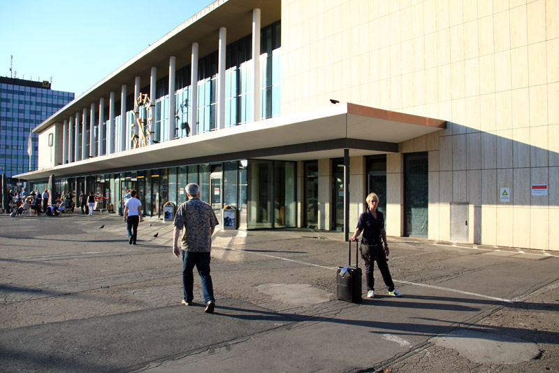 Das Chaos durch herum stehende Fahrräder wurde zumindest am Bahnhofsvorplatz komplett beseitigt und sorgt somit für einen freien "luftigeren" Blick auf das Gebäude.