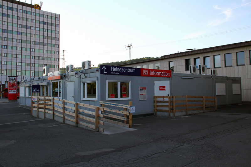 Das "Reisezentrum" wurde für die Bauarbeiten aus dem Bahnhof auf den Vorplatz in Baucontainer verlegt.