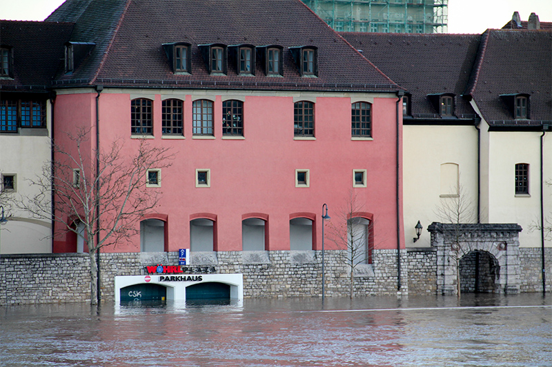 Auch vom Wöhrl-Parkhaus ist bei einem Wasserstand von über 6 Meter nicht mehr viel übrig