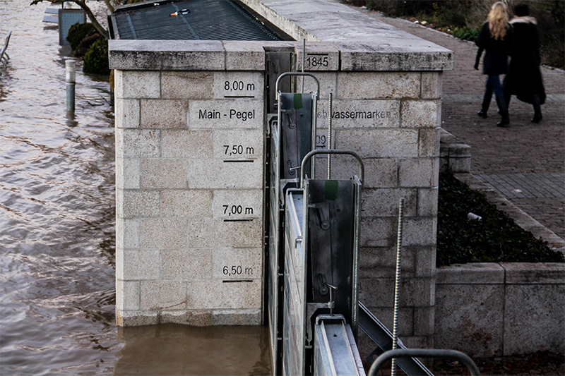 Der Wasserstandanzeiger am Alten Kranen zeigt recht deutlich die Ausmaße - aber auch wieviel Platz noch zu den Werten aus der Vergangenheit ist.