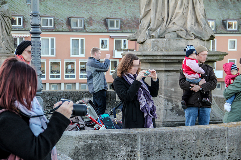 Das Hochwasser war wohl für die meisten "Hochwassertouristen" eine willkommene Gelegenheit mal ein paar Bilder zu machen.