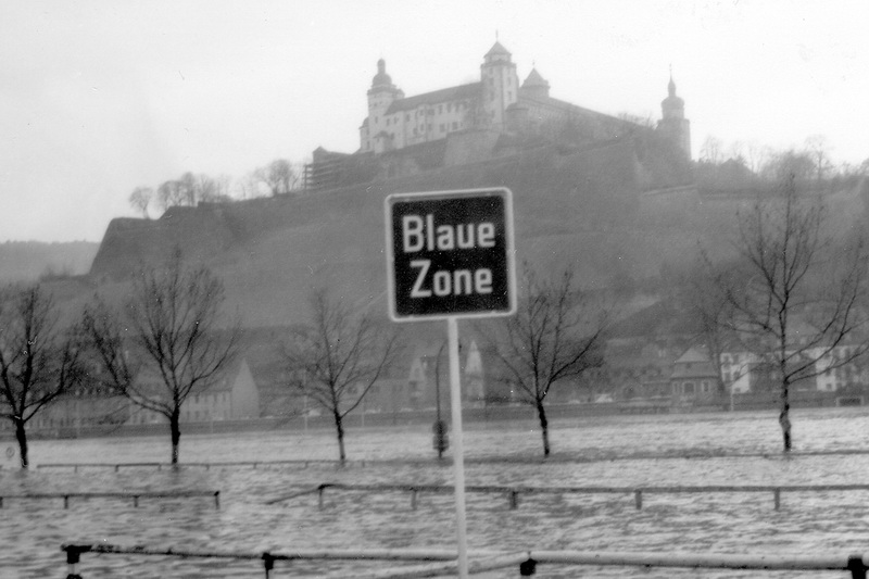 Festung Marienberg und die "Blaue Zone" (damals eine Parkzone für PKWs in Würzburg)