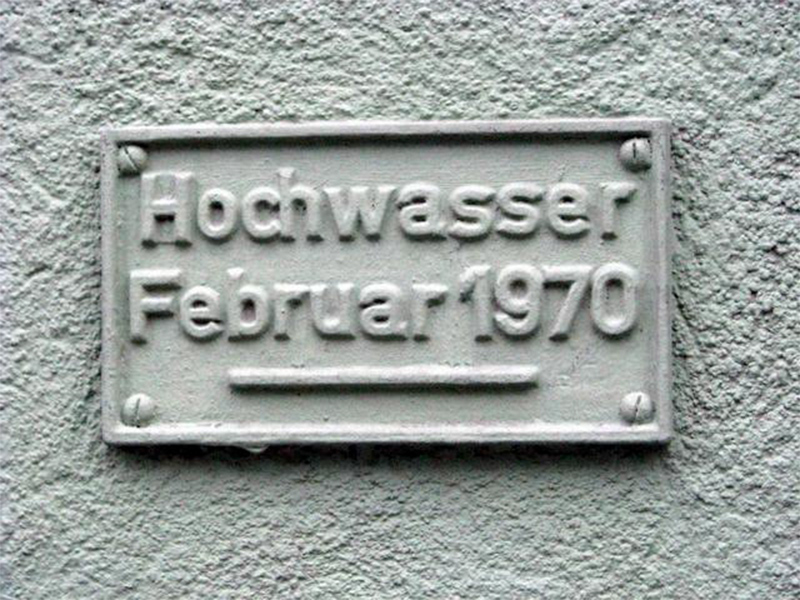 Das Schild am Gebäude der Karmelitenstraße 1 zeigt den Hochwasserstand von 1970 an.