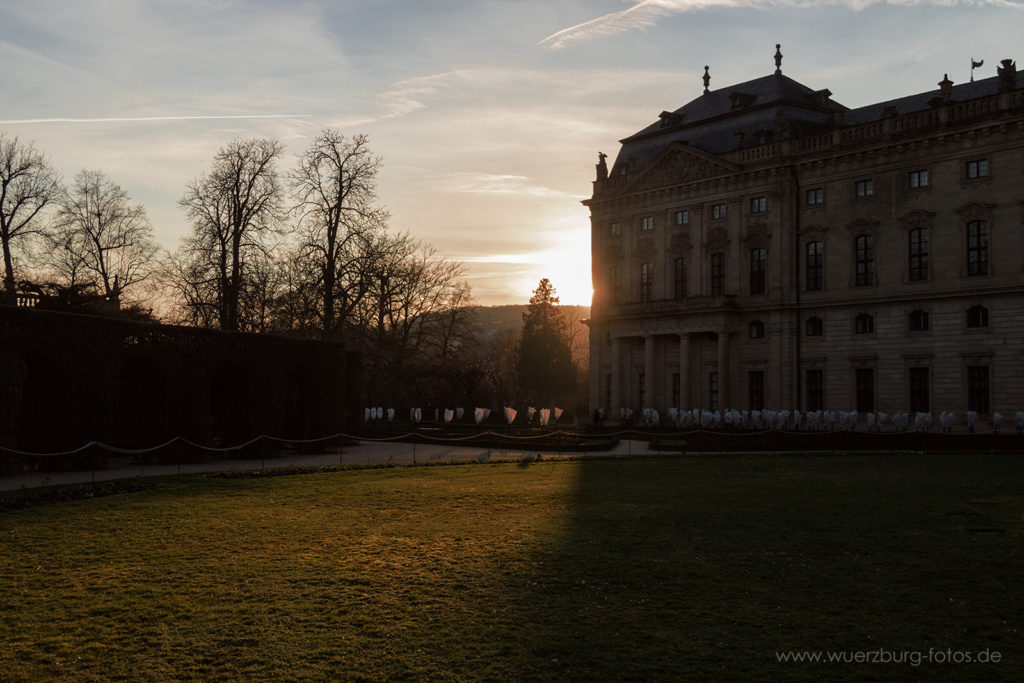 Der Hofgarten der Residenz im Gegenlicht.