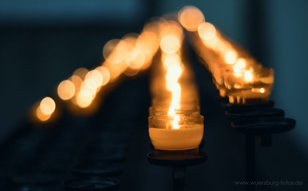 Lichter in der Marienkapelle zur Erinnerung an die Opfer des 16. März 1945.