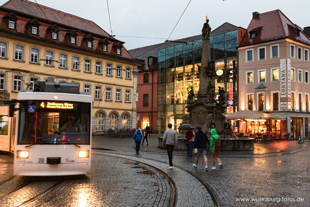 Regenwetter in Würzburg am Vierröhrenbrunnen.