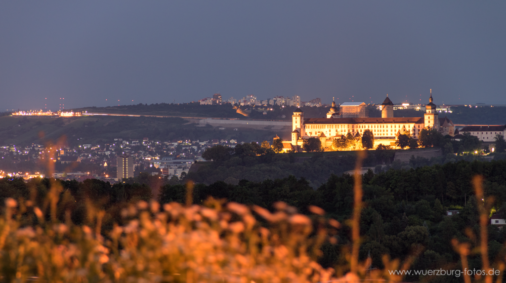 Blick vom Schenkenturm zur Festung Marienberg kurz vor Sonnenuntergang.