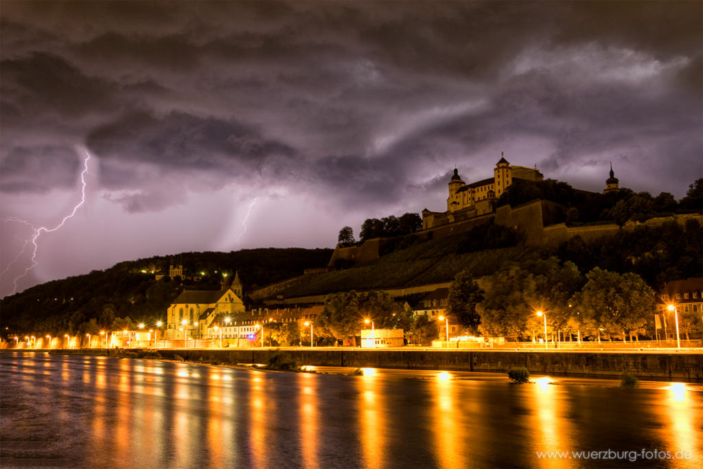 Ein kräftiges Sommergewitter in Würzburg.