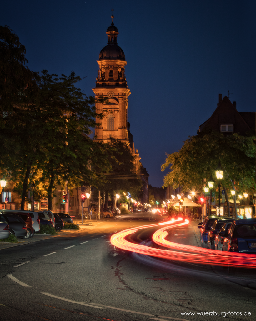Neubaukirche und Neubaustraße bei Nacht.