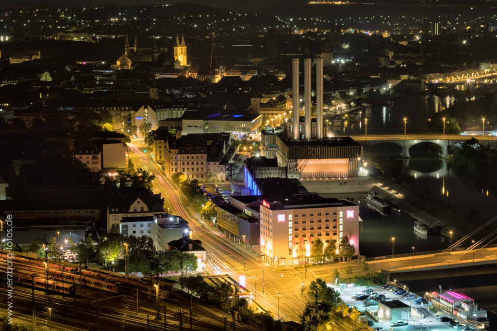 Blick auf den Alten Hafen bei Nacht.