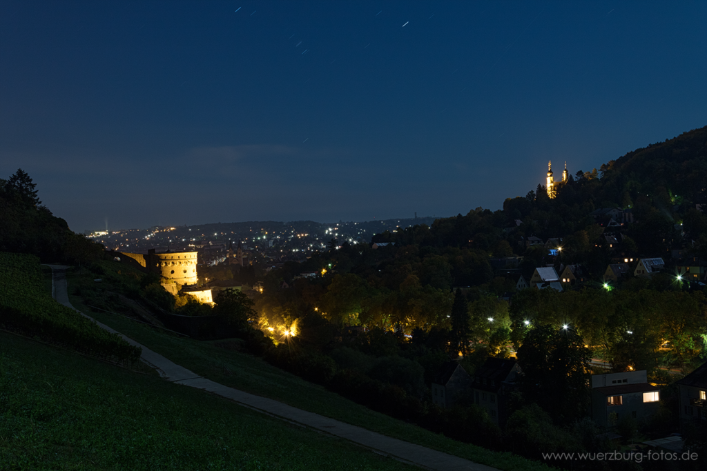 Blick auf den Maschukuliturm bei Nacht.