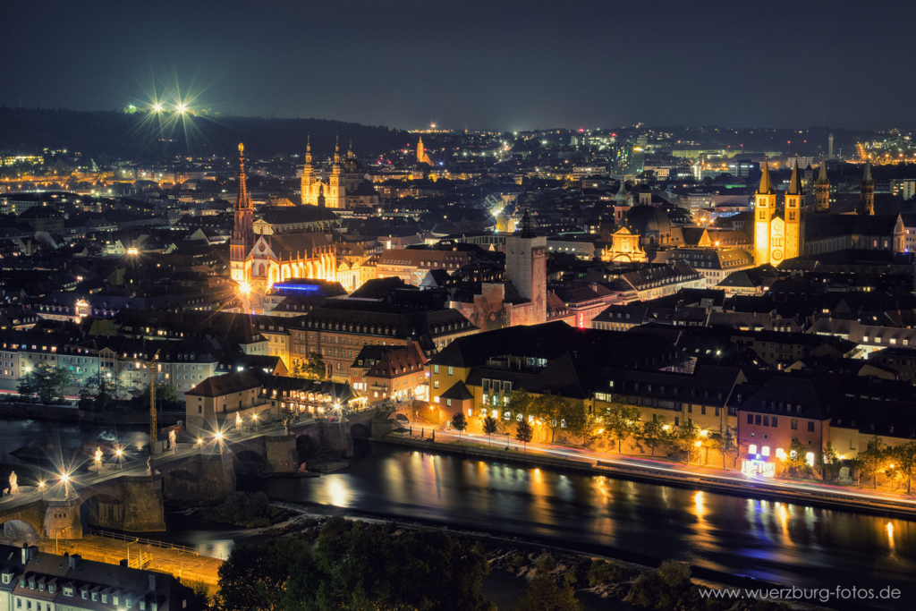 Blick auf Würzburg bei Nacht.