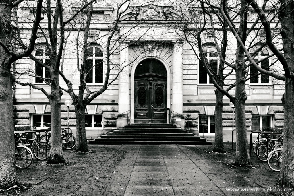 Universität am Sanderring.
