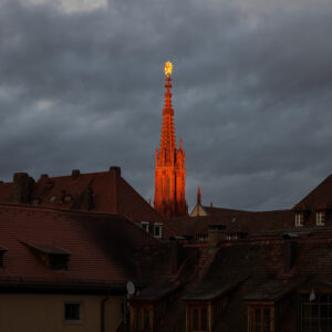 Nein, das Bild ist kein Fake! An machen Nachmittag sieht es wirklich genauso mystisch aus, wenn die Marienkapelle aus der Ferne in einem förmlich „göttlichen Licht“ erscheint ...