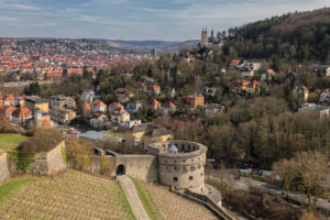 Maschikuliturm mit Blick auf Würzburg