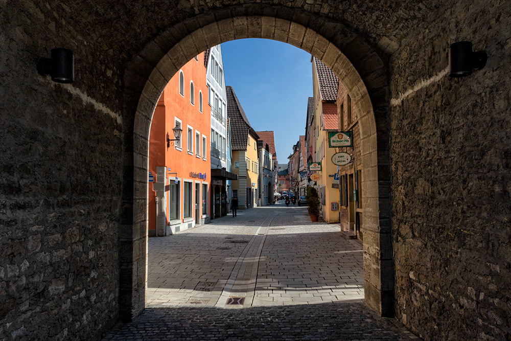 Für mein Sonntagsvideo war ich in Ochsenfurt und habe hier den Blick durch das Klingentor in den Ort fotografiert.