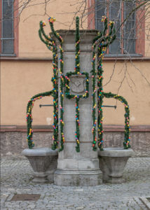 Osterbrunnen vor St. Gertraud in der Pleich